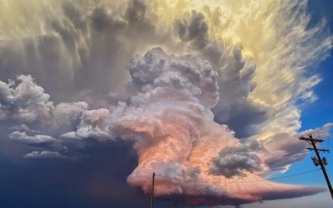 德州上空有着神奇形状的云层 ​​​