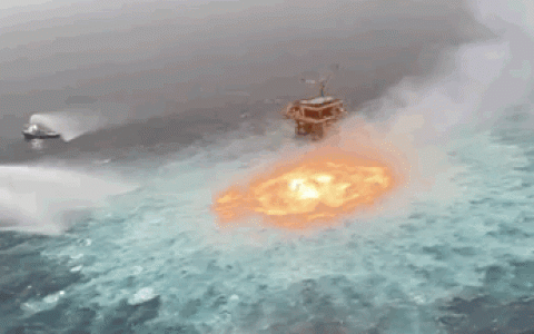 墨西哥湾南部水下管道泄漏后引发了海上火灾，简直像打开了电影里的地狱之门
