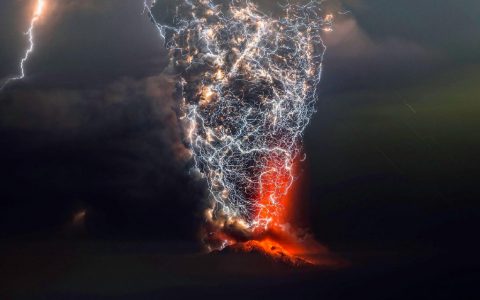 火山和闪电相拥 ​​​​