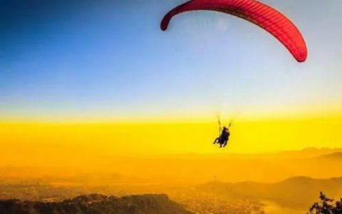 无伞跳伞世界纪录！！从 7620 米高空跳入安全网 ——Luke Atkins！
