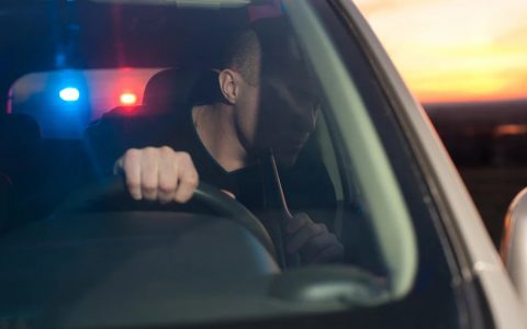 男子在被警察追捕途中突然把鸡儿扔出车窗