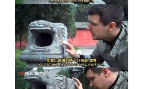 老外：这个古董上面还有英文啊