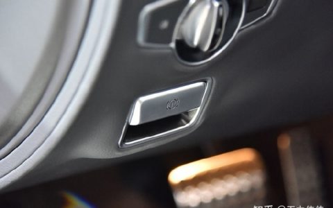 跑高速120 km/h的速度，误触「电子手刹」，结果会怎么样？