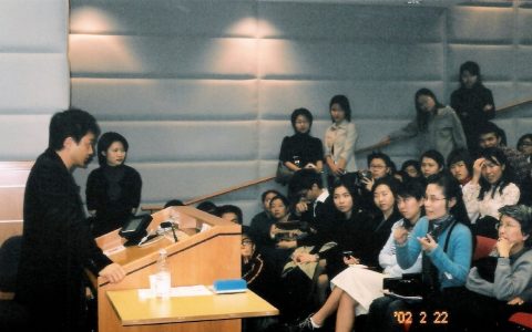2002年2月22日，张国荣在香港中文大学演讲，主题为“如何演绎小说中的人”。