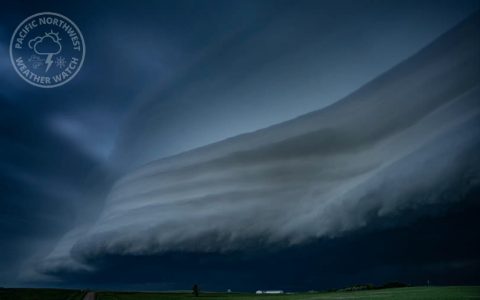 2020年6月6日美国南达科他州Faith拍摄到的大型derecho多重弧状积雨云。