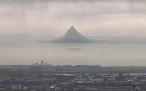 海客谈瀛洲，烟涛微茫信难求，莫非是创界山？