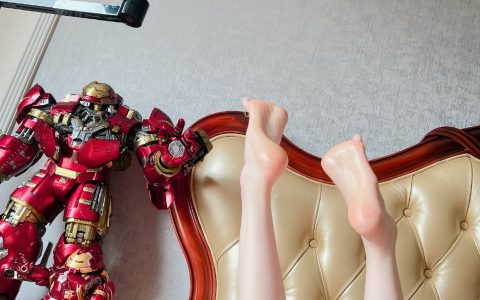 这脚也太美了，像手办一样。