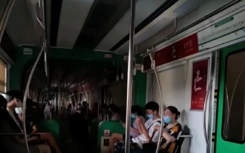 重庆网友们确实不容易，地铁关灯，电梯也停了