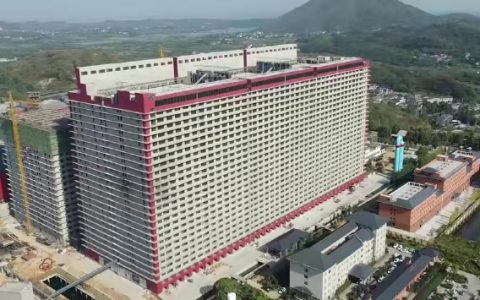 总投资40亿，全国第一家 26 层大楼，全自动养猪大楼