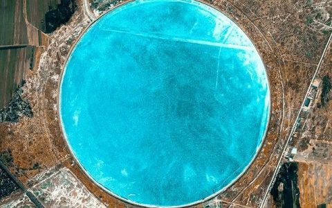 黑龙江肇东水库俯视图，看起来仿佛一个蓝色星球。