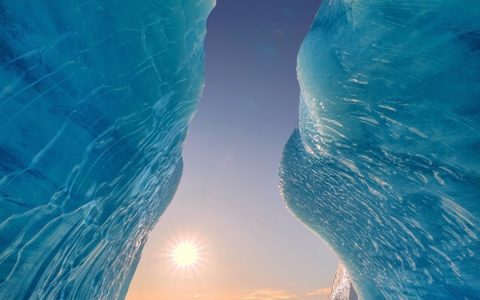 冰岛晶莹明澈的蓝冰洞（ice cave）