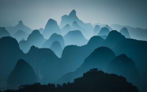 桂林山水甲天下，分享一组无人机镜头下的青色调广西群山～