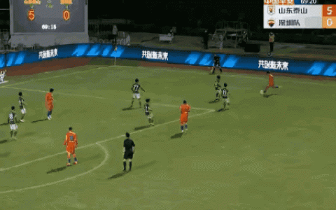 昨天，中国男子足球超级联赛，一个技惊四座的诡异进球