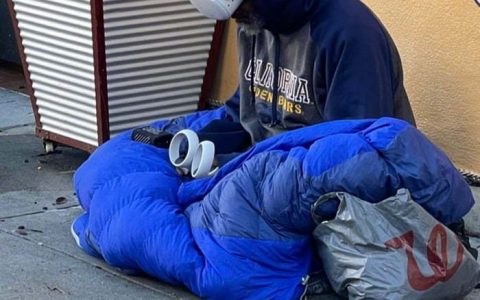 旧金山街头的流浪汉正在使用VR眼镜 ​​​​