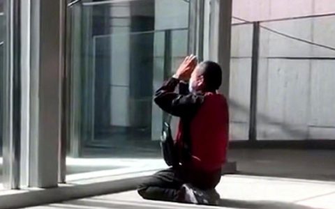 医院的墙比教堂听过更虔诚的祈祷 ​​​​