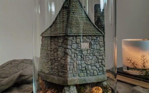 reddit《哈利波特》粉制作的微型海格小屋，不光精致全面，而且还有可以打开的小灯。 ​​​