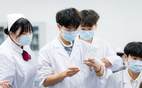 进不了大三甲，回不去小县城，985 医学毕业生 “被出局”