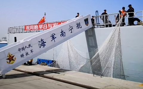 首批撤离的678人从苏丹乘中国军舰安全抵达沙特吉达港。 ​​​