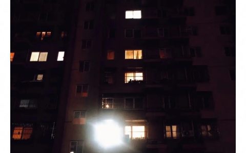 “我妈说想要一个亮一点的厨房灯… ” ​​​