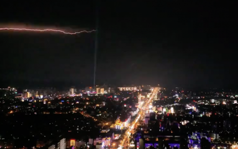 海南震撼闪电犹如在夜空爬行，不知是哪位道友在此渡劫