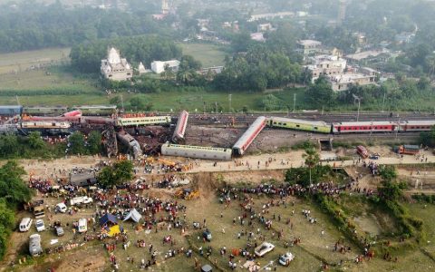 印度的这个火车事故，真是很严重。 ​​​