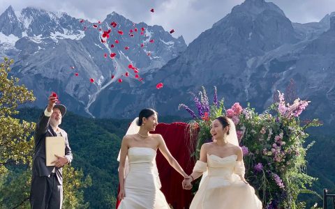 两个女生在雪山举行了婚礼