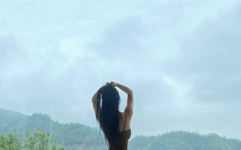 如果有人说要养你，小心他用的是剩饭。