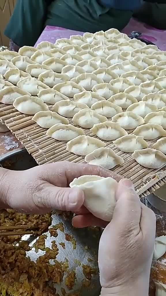 现场包饺子的员工,其实是卖给你一种真实感,本质上属于情绪价值