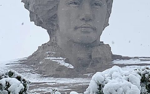 大雪下的橘子洲头。