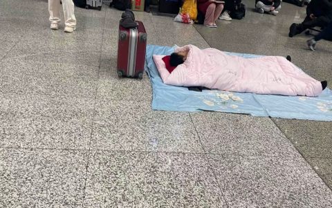 一看大哥就是个会生活的人，居然还有床头柜