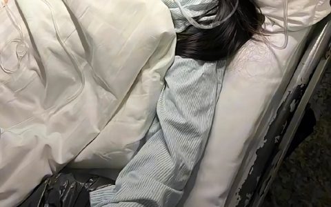 她是身体生病，不是脑子生病...