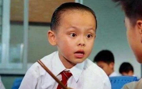 《长江七号》里的陈俊生，扮演者黄蕾，女大十八变。