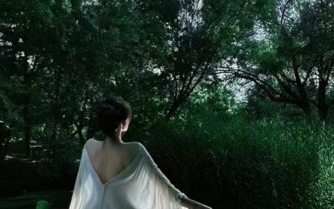 一句话总结我的矛盾点就是：想要有不一样的人生却害怕任何改变。 ​​​