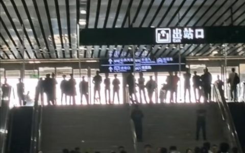 不是哥们？现在出租车司机这么燃吗？ ​​​