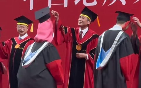 当你穿成派大星参加博士毕业典礼
