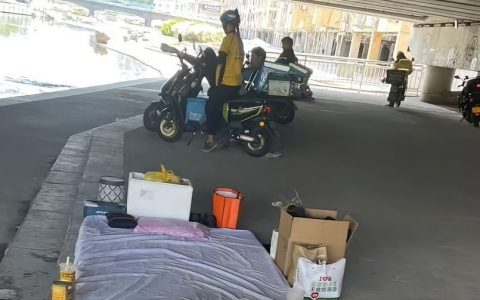 高架桥下一位流浪汉的床铺…… ​​​