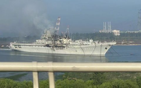 江苏一废旧航母拆除时发生火灾
