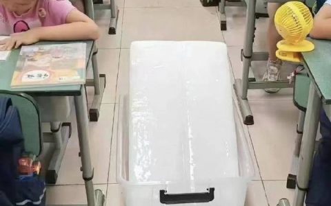 多个城市中小学热到搬冰块停课