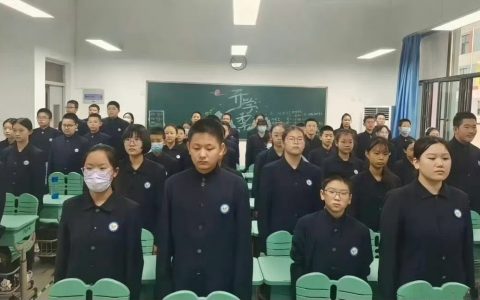 这校服一言难尽