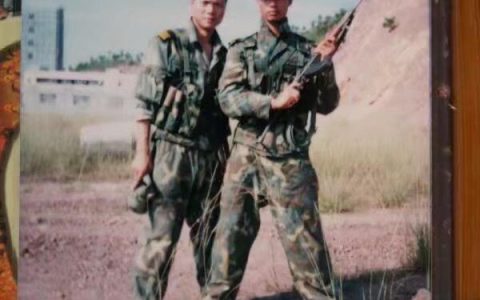 战场上士兵打完的弹匣怎么处理，丢地上吗？