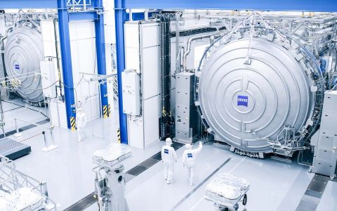 蔡司用于制造EUV光刻机镜头的5米真空室 ​​​