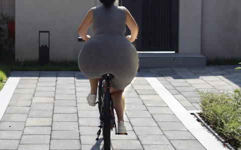 人生不必一直清醒谨慎，可以有昏昏沉沉的一天。 ​ ​​​