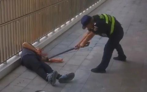 深圳一学校保安持械击打家长头部遭众人怒斥“停手” 教育局：保安被警方控制