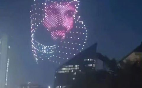 深圳无人机团队在沙特的表演。这下酋长们可开心坏了。 ​​​