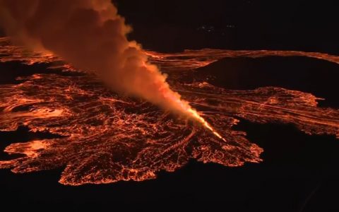 那啥…… 冰岛火山又双叒叕敠喷发了……