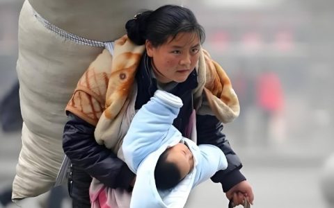 2010年，春运母亲。