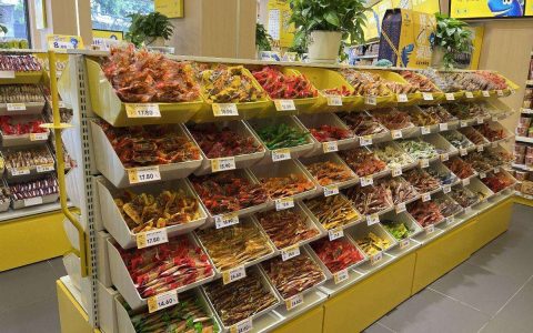 遍地开花的零食店，看着生意红火，实际赚钱么？