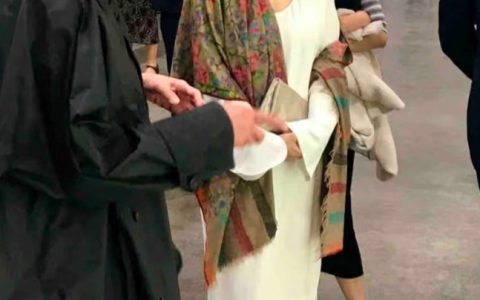 网友抓拍，60多岁时的林青霞
