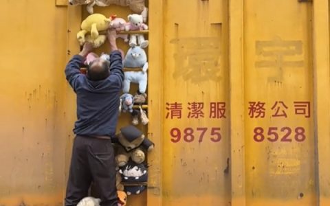 “你不是被丢掉的娃娃，你是可以跟小伙伴排排坐看风景的幸福宝宝。” ​​​