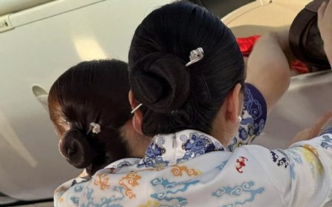 逃生时的危险着装全都被空姐穿在身上了… ​​​